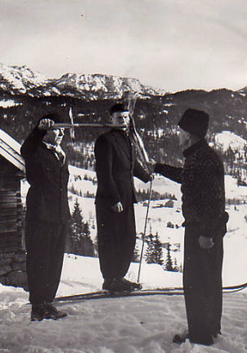 Fakkeltenning Øverbø 1952. Olav Bjaaland til venstre.